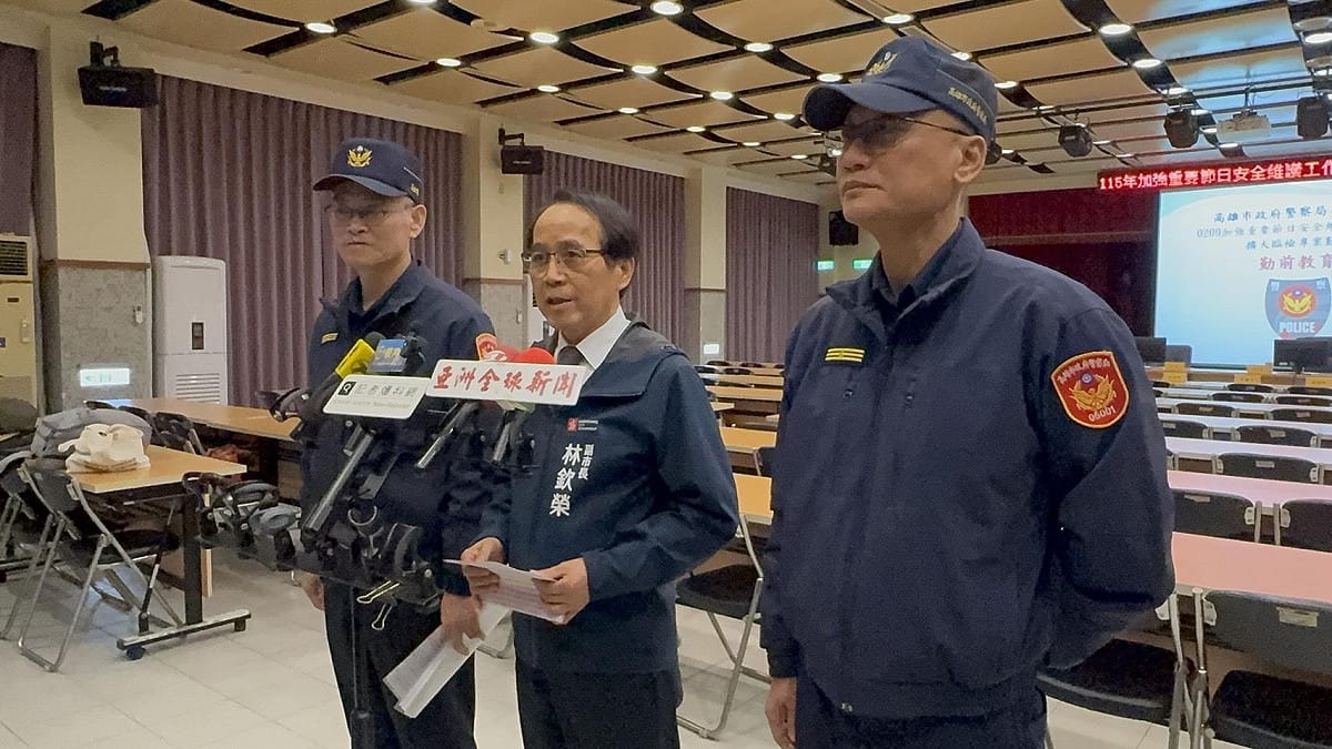115年春安工作起跑，林欽榮(中)親臨苓雅分局為警察弟兄加油打氣。 圖：高雄市警察局/提供