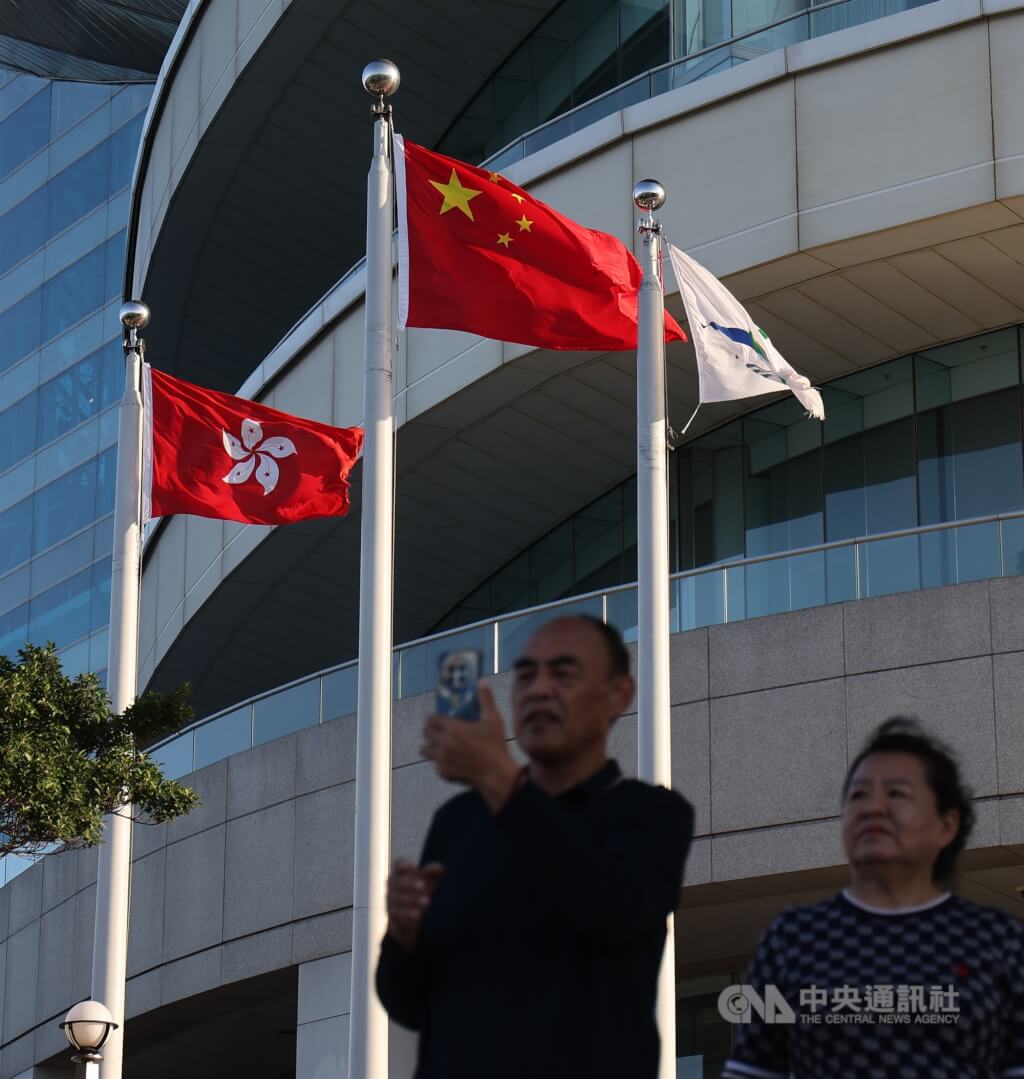 圖為香港特別行政區區旗和中華人民共和國國旗。（中央社檔案照片） 圖：中央社提供