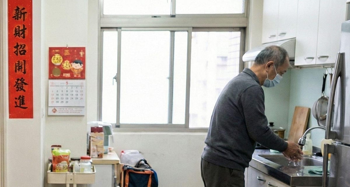 腸病毒疫情持續，上週逾萬人就醫，疾管署提醒連假將至，家長及教托育機構應加強洗手與環境消毒，並留意5歲以下幼童重症前兆。 圖：Gemini_AI 生成 / 曾郡秋 製