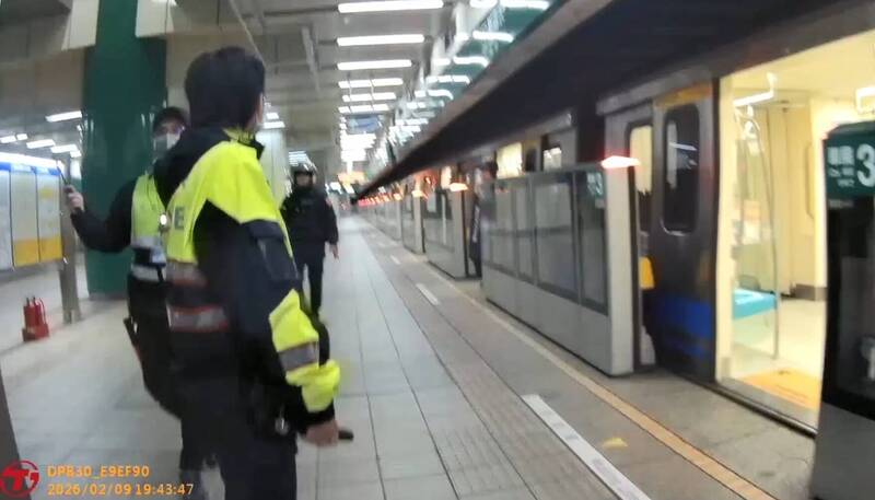 捷運新店站昨日傳出有老翁持刀，警方出動大批警力戒備搜尋。 圖：翻攝畫面