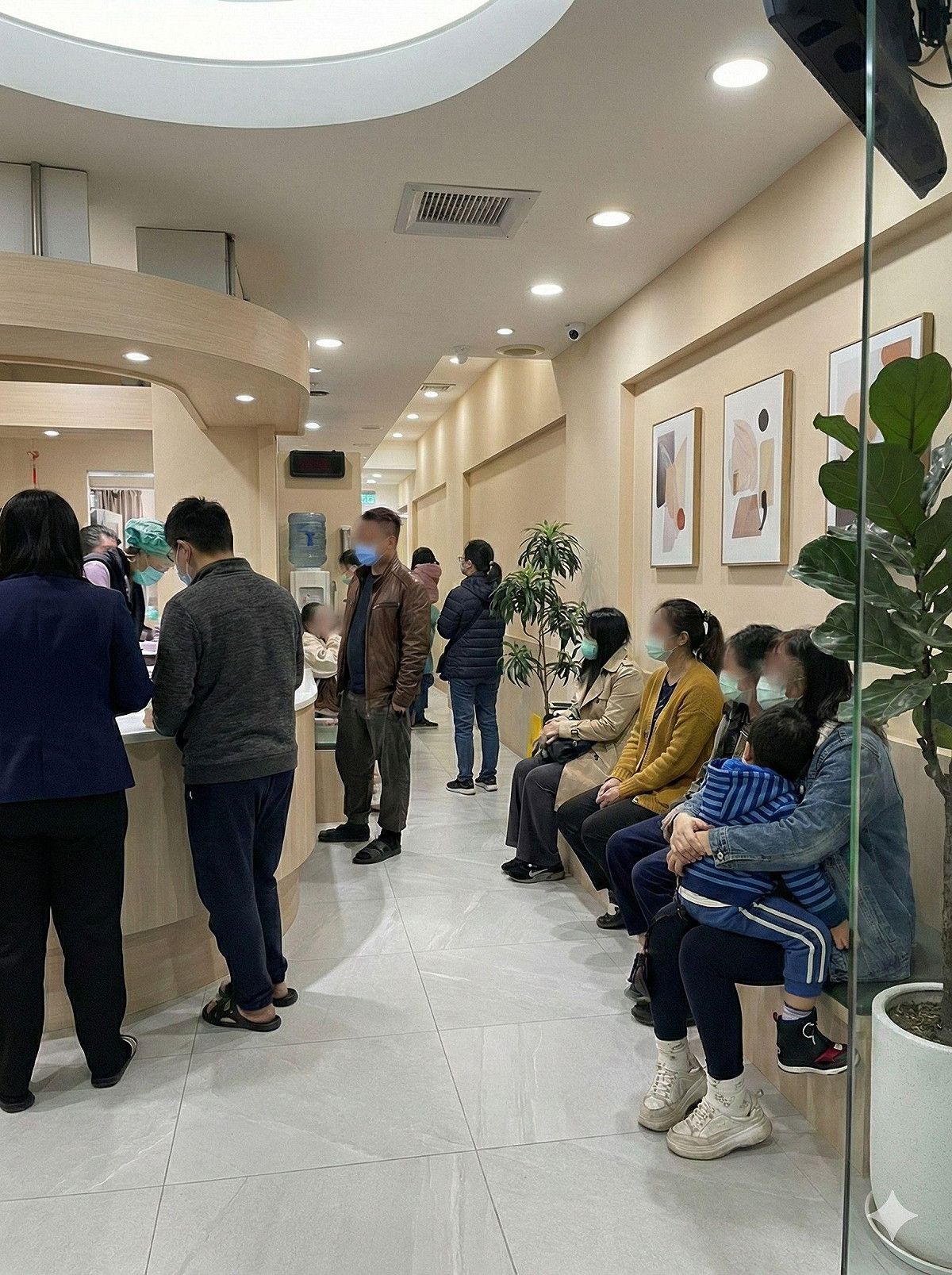 健保署砸16億獎勵春節開診，診所量能倍增，民眾可用App快速查詢附近院所。(圖為民眾於診所就醫示意) 圖：Gemini　AI 生成 / 曾郡秋 製