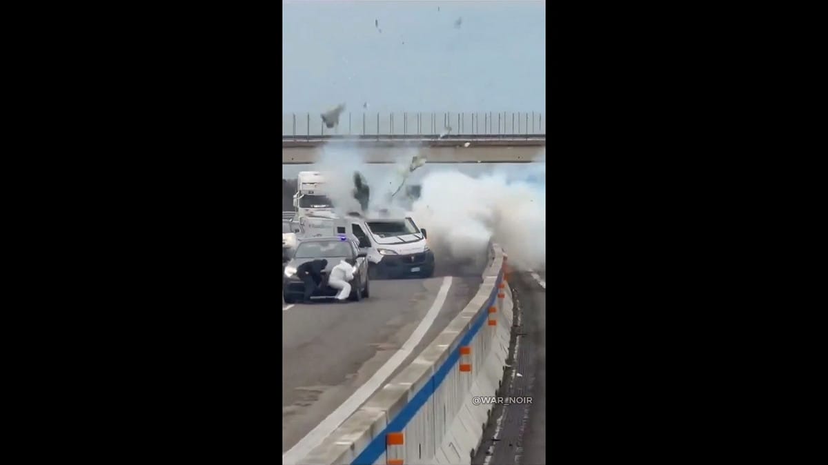 當地時間 9 日，義大利南部普利亞大區發生一起運鈔車搶劫事件， 8 名節匪偽裝成警察封鎖道路、使用炸彈爆破運鈔車。隨後，劫匪與到場的執法人員展開交火並進行逃逸，目前義大利警方已經成功抓獲 2 名嫌疑人。 圖：擷取自 @Osint613 X 分享影片