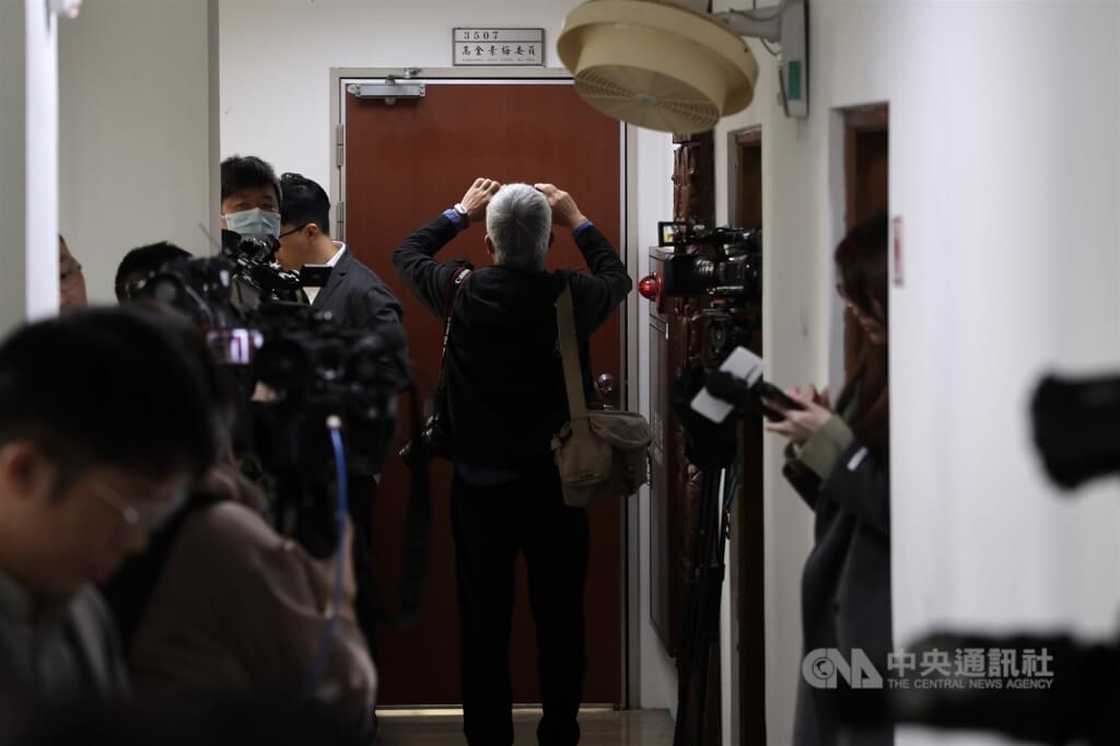 無黨籍立委高金素梅的住家10日一早傳出疑遭檢調搜索，高金素梅位於立法院的國會辦公室外大批媒體守候。中央社記者趙世勳攝　115年2月10日