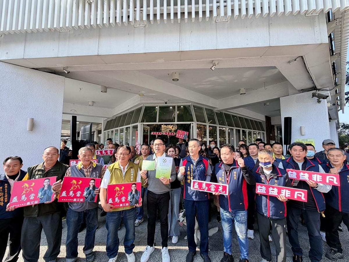 黃文益(前排左五)在超過60位里長陪同下完成民進黨高雄市議員初選登記。 圖：黃文益服務處/提供