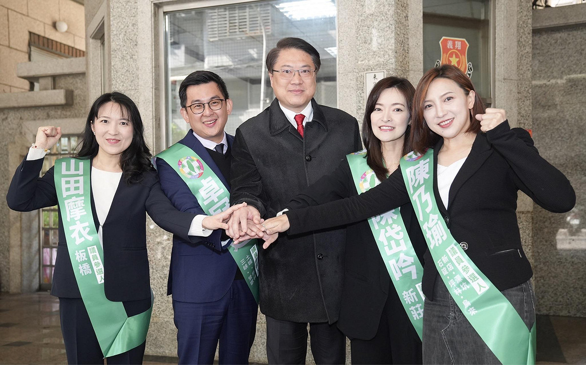 林右昌（中）說，他沒有選舉規劃與打算。 圖：陳乃瑜辦公室提供