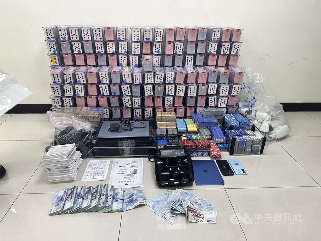 台北市警方9日凌晨執行搜索行動，查獲大安區安和路一段的百家樂職業賭場，逮捕負責人、工作人員及賭客共33人，並查扣賭資、籌碼、手機等相關證物。（翻攝照片）中央社記者黃麗芸傳真　115年2月10日