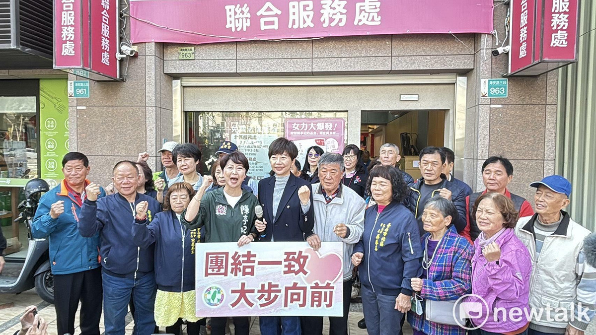 四連霸台南市議員陳怡珍在胞姐、民進黨提名台南市長參選人陳亭妃及多位北區里長陪同下，正式宣布不參與民進黨北區、中西區議員初選登記，盼讓黨內提名競爭單純化、促進整合。陳亭妃表示，面對即將到來的選戰，團結是最重要的力量。 圖：陳怡珍服務處提供
