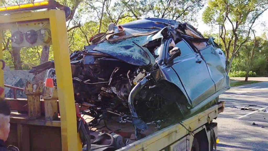 省道台9線204.5公里壽豐志學路段10日發生死亡車禍，24歲鍾姓男子駕駛自小客車，不明原因高速衝撞分隔島，車輛翻覆，警消救出鍾男已無呼吸心跳，送醫不治，肇事原因警方調查。（民眾提供）中央社記者李先鳳傳真　115年2月10日