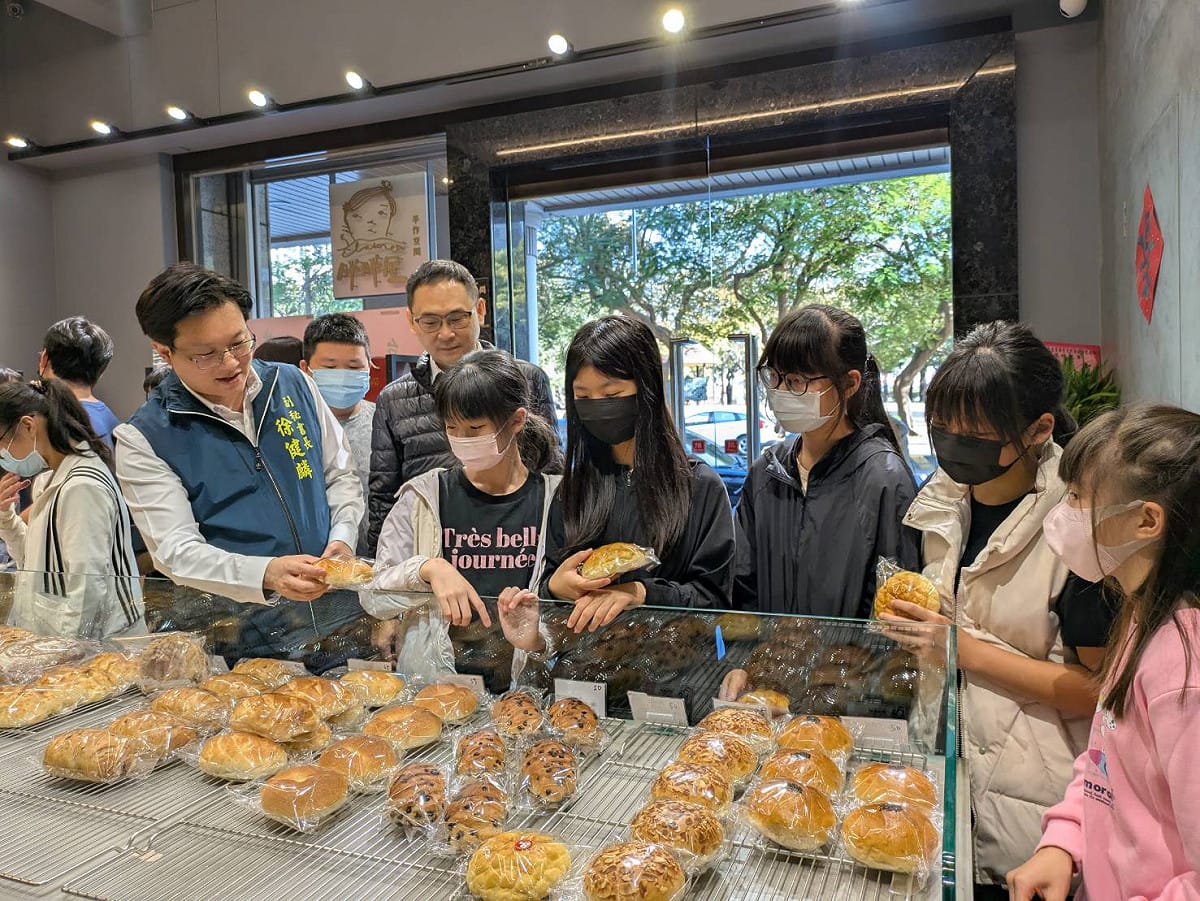 市府社會局今天特別邀請社團法人台南市阿耨婦幼關懷協會共同參與，孩子們在社工陪同下到麵包店開心挑選並品嘗各式麵包。 圖：台南市政府提供