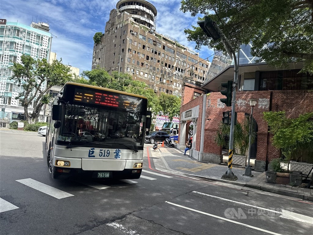 巨業公車撞死東海女大生案，10日台中地院再開庭。（中央社檔案照片）