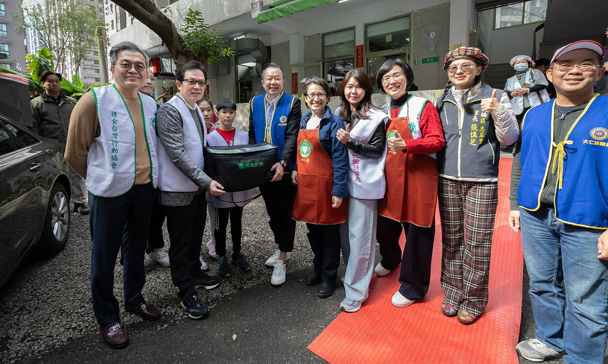 蕭美琴、蘇巧慧與惜食廚房的民眾合照。 圖：總統府提供