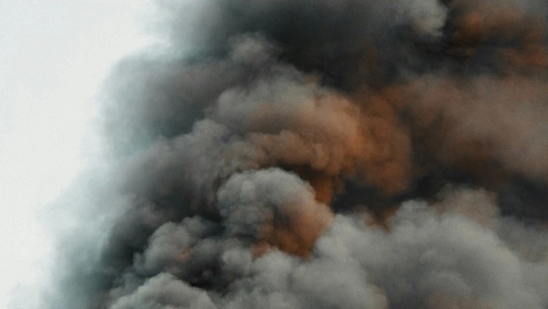 俄軍彈藥庫爆炸陷入一片火海。 圖 : 追著大事跑的人