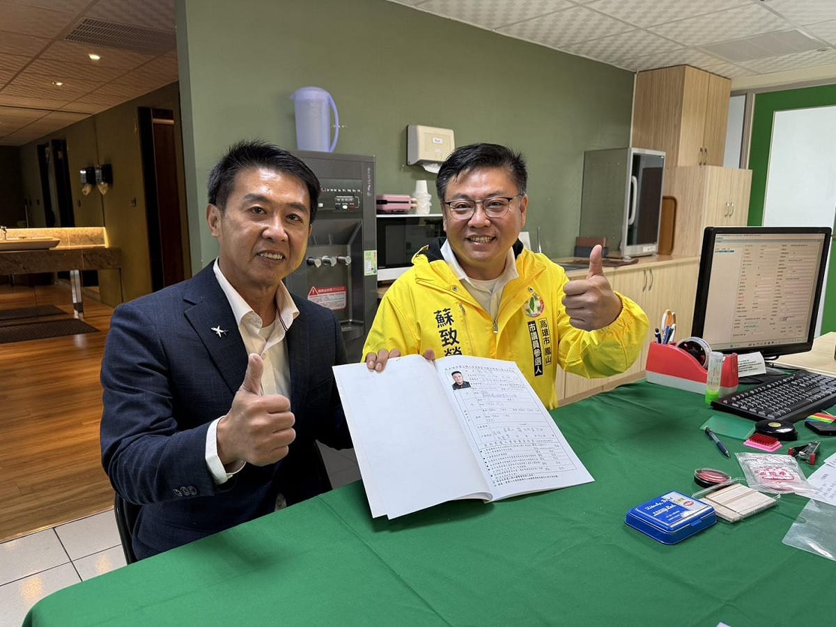蘇致榮(右)在許智傑(左)陪同下，正式完成議員初選登記。 圖：蘇致榮競選辦公室/提供