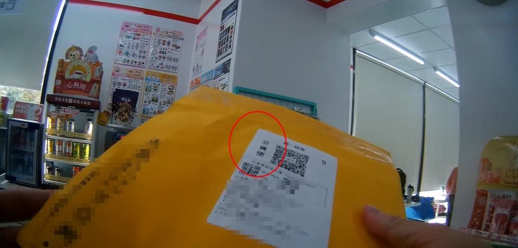 台中市警察局第二分局表示，日前接獲北區某超商門市店員通報，指一名婦人欲以賣貨便寄送提款卡2張，疑似遭詐騙，經員警現場耐心說明，婦人才打消寄送提款卡念頭，避免帳戶淪為人頭帳戶。（民眾提供）中央社記者郝雪卿傳真　115年2月10日