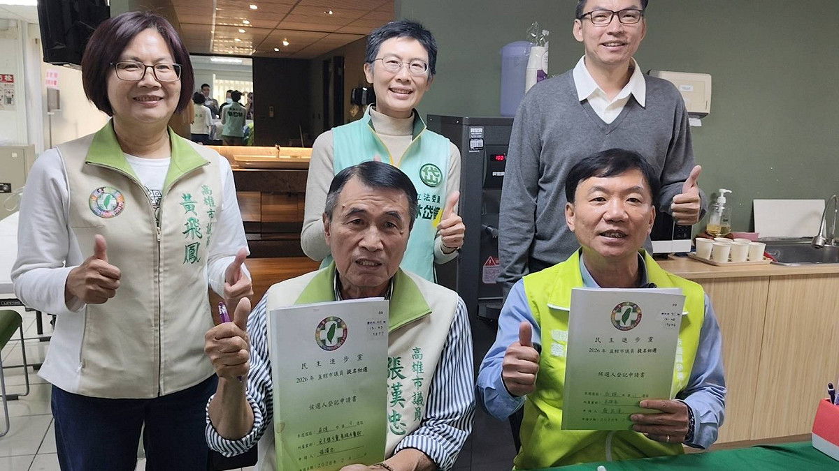 林岱樺(後排左)、黃飛鳳(前排左)、張漢忠(前排中)陪同蔡昌達(前排右)前往民進黨高雄市黨部完成初選登記。 圖：孫家銘翻攝