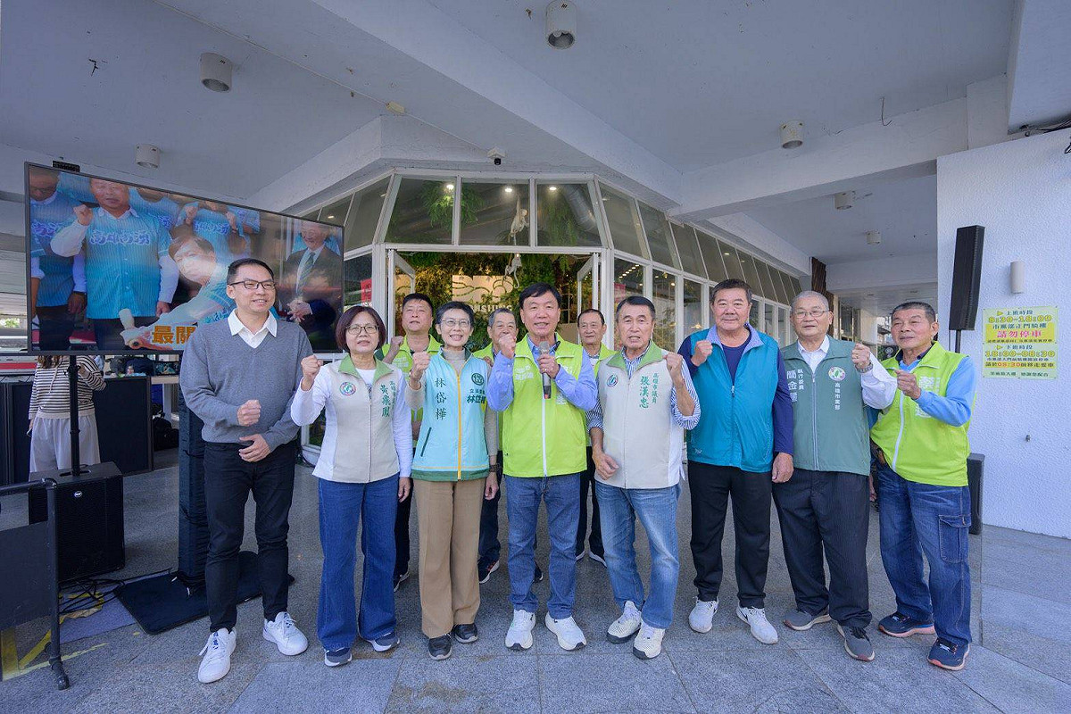 蔡昌達(前排左四)登記初選，好友前來力挺支持。 圖：孫家銘翻攝