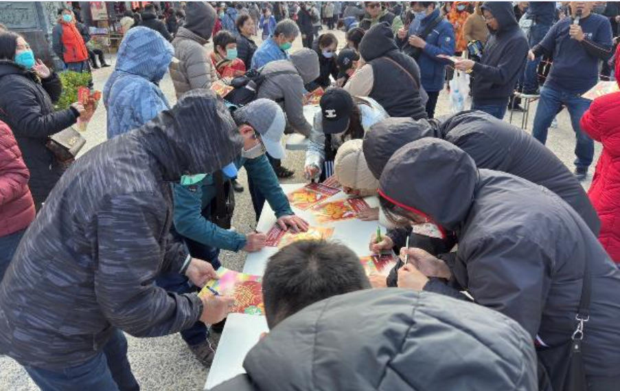 鹿耳門天后宮廟前廣場，民眾填問卷可兌換限量紀念幣。 圖：內政部提供