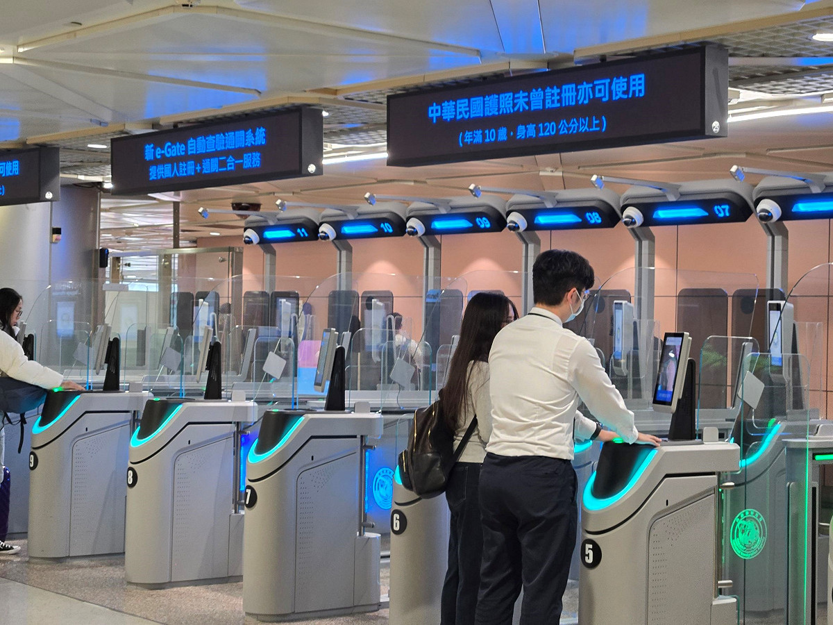 移民署國境事務大隊人員協助旅客使用e-Gate。 圖：內政部提供
