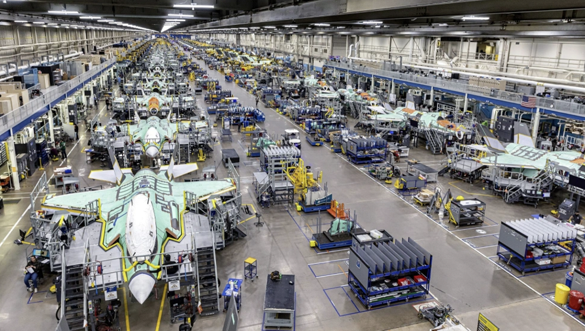 F-35 雷達系統所需的高功率微波元件與精密伺服電機，需仰賴釹、鏑、鋱等稀土元素製成的永磁材料，以確保在高溫高壓環境中維持性能穩定。若缺乏相關材料，雷達不僅難以生產，性能也將大幅下降。 圖：翻攝自 大觀國研