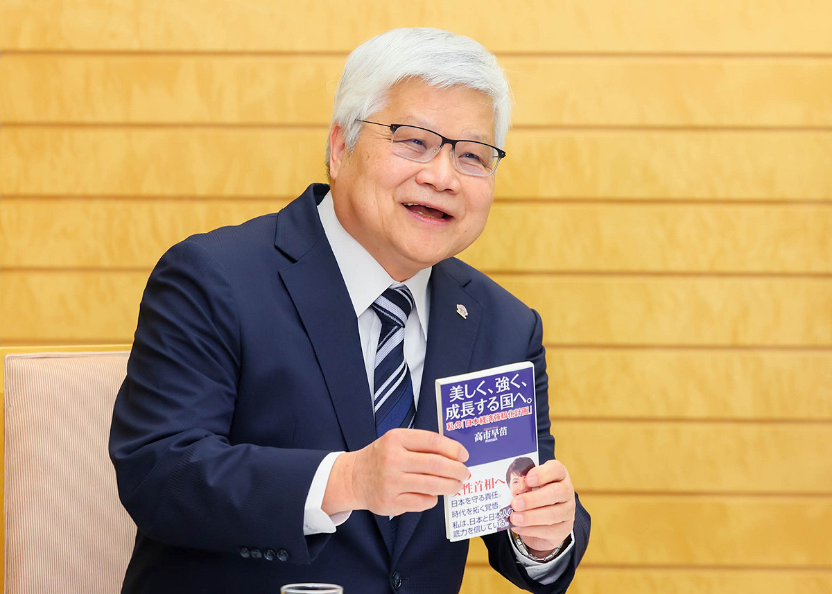 台積電總裁魏哲家本月5日拜會日本首相高市早苗，拿出高市2021年出版的著作《邁向美麗、強韌、成長的國家—我的「日本經濟強韌化計畫」》一書。 圖：翻攝日本首相官邸（kantei.go.jp）
