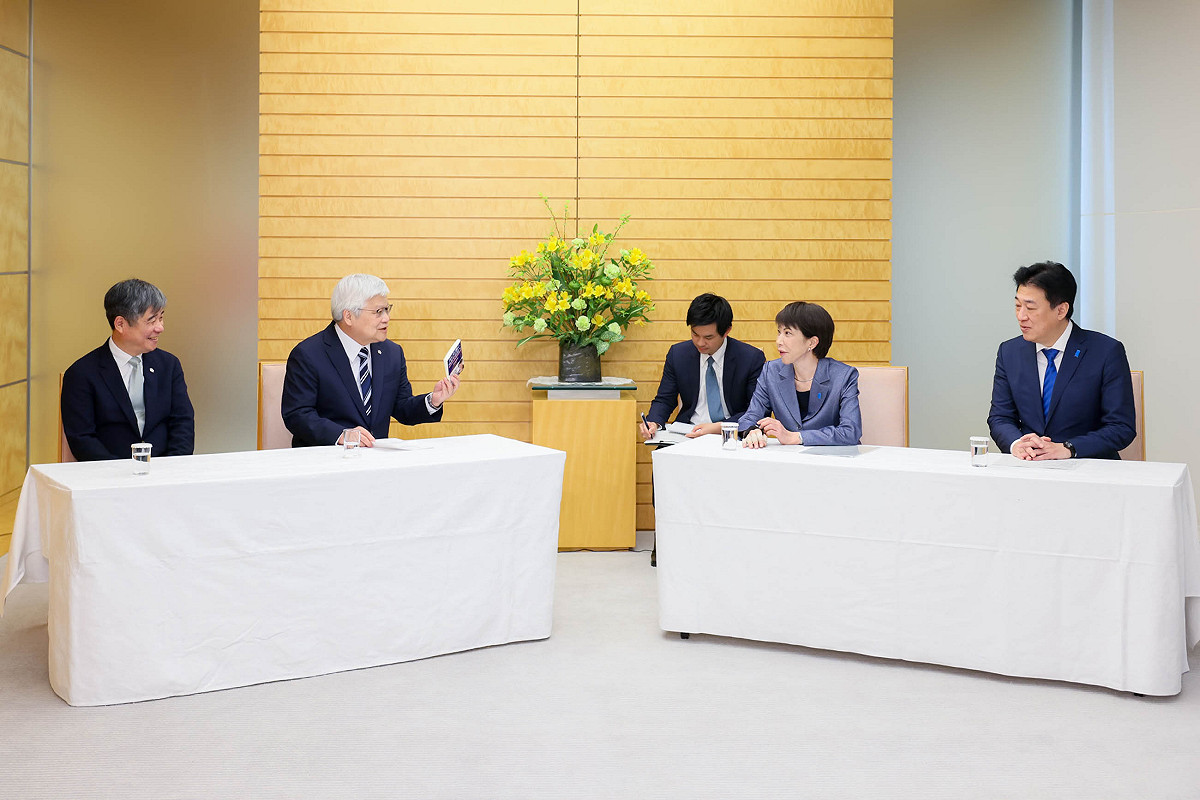 台積電總裁魏哲家本月5日拜會日本首相高市早苗，拿出高市2021年出版的著作《邁向美麗、強韌、成長的國家—我的「日本經濟強韌化計畫」》一書。 圖：翻攝日本首相官邸（kantei.go.jp）