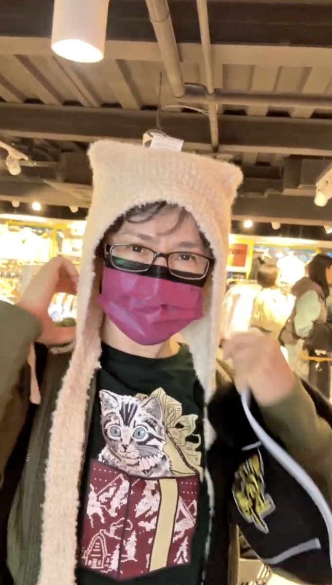 蕭美琴戴上毛帽，顯得十分開心。 圖：總統府提供
