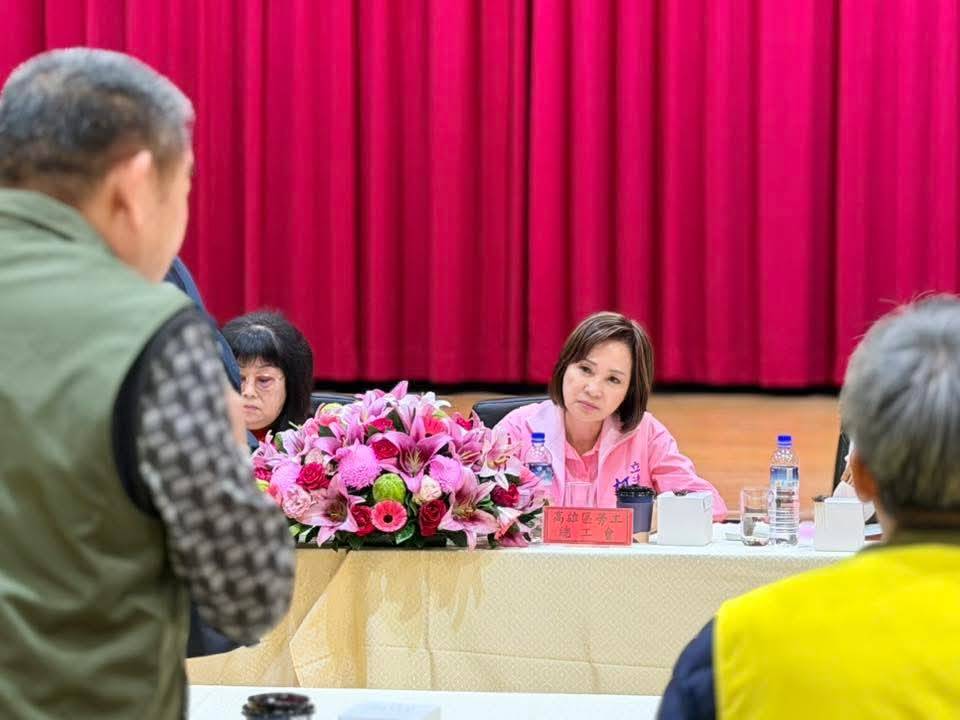柯志恩聆聽工會代表提出具體修法建議。  圖：柯志恩辦公室/提供（資料照）