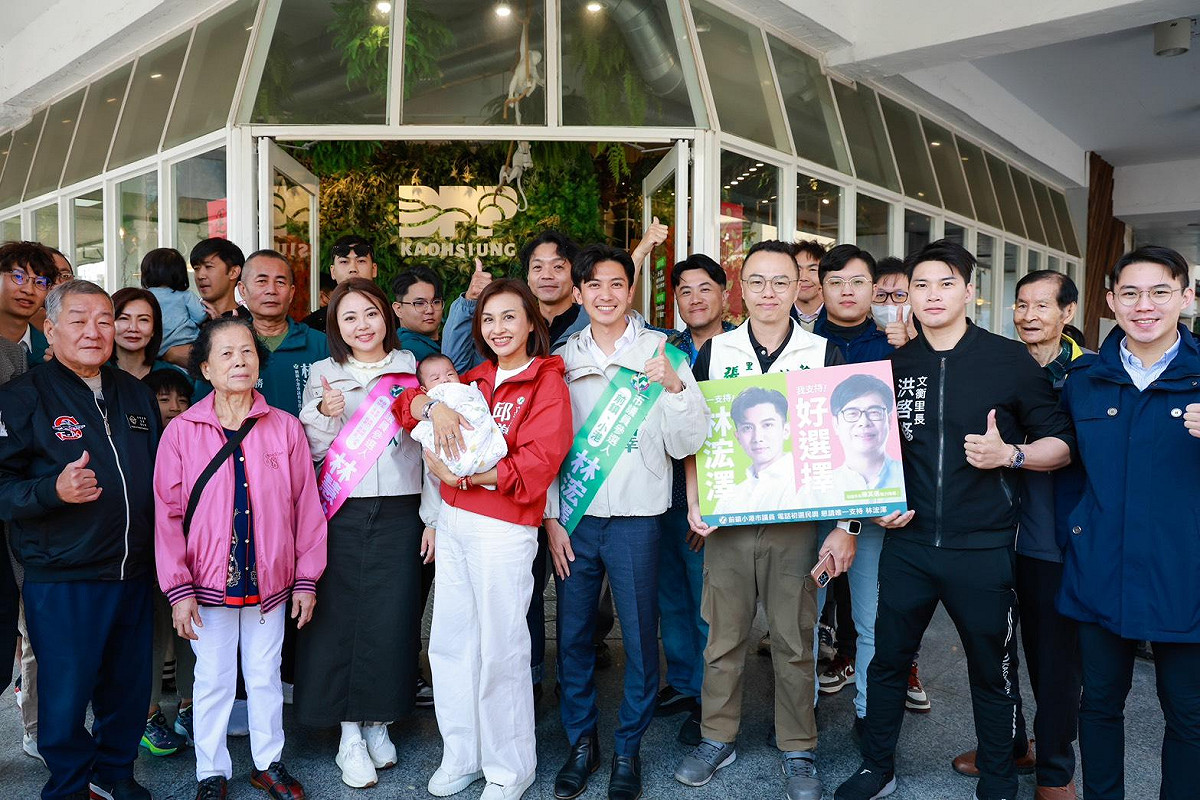 邱議瑩陪兩名子弟赴市黨部登記議員初選，支持者到場力挺。 圖：邱議瑩服務處/提供