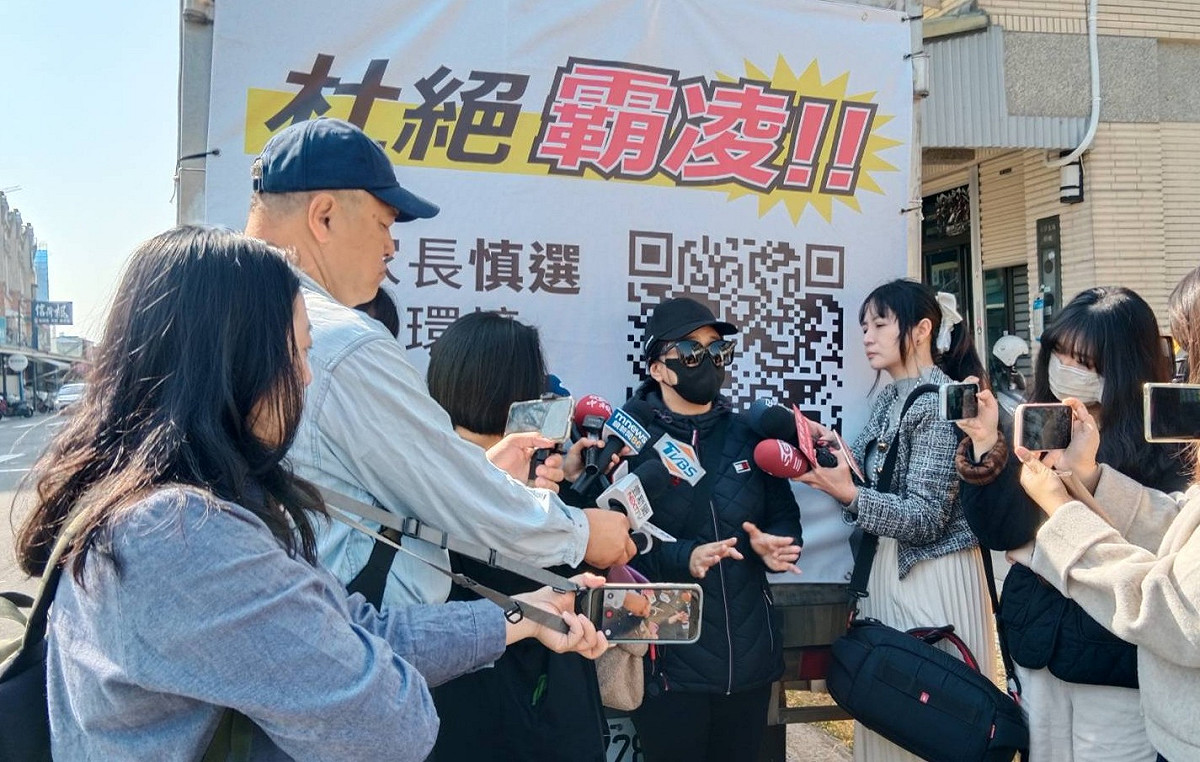 高雄楠梓某國小男童家長(中)出面指控安親班在維護校園安全與霸凌防制責任上明顯失職。 圖：孫家銘攝
