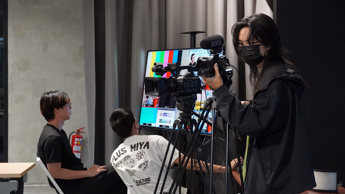 K-TV新媒體人才培育課程強調實作導向，學員在專業導師引導下進行設備操作。 圖：高雄市青年局／提供