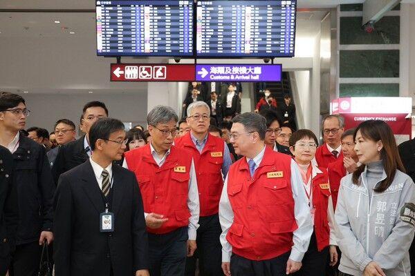 卓榮泰視察桃園機場邊境檢疫整備情況。  圖：行政院提供