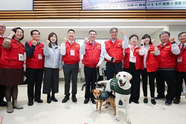 卓榮泰視察桃園機場邊境檢疫整備情況。  圖：行政院提供