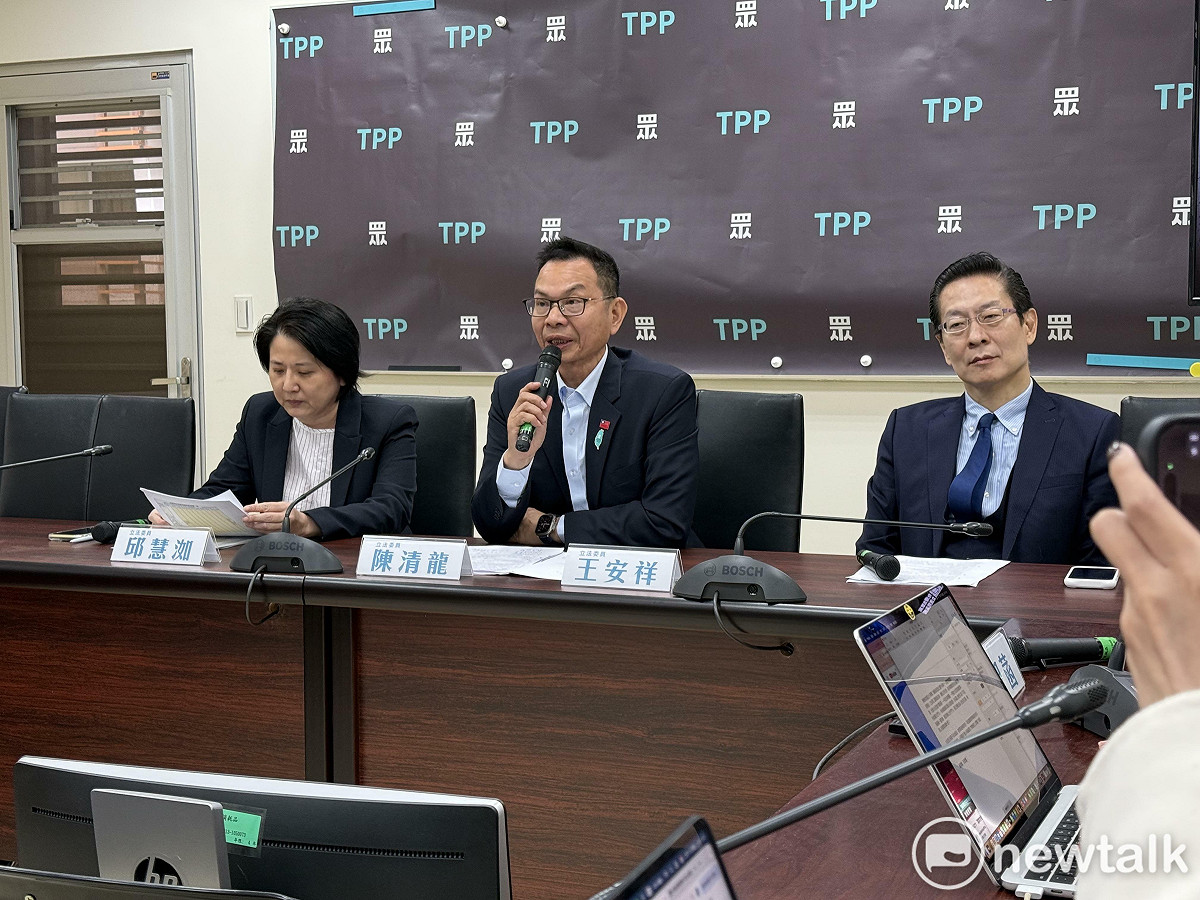 民眾黨團總召陳清龍（中）、副總召王安祥（右）、幹事長邱慧洳（左）。 圖：周煊惠 / 攝