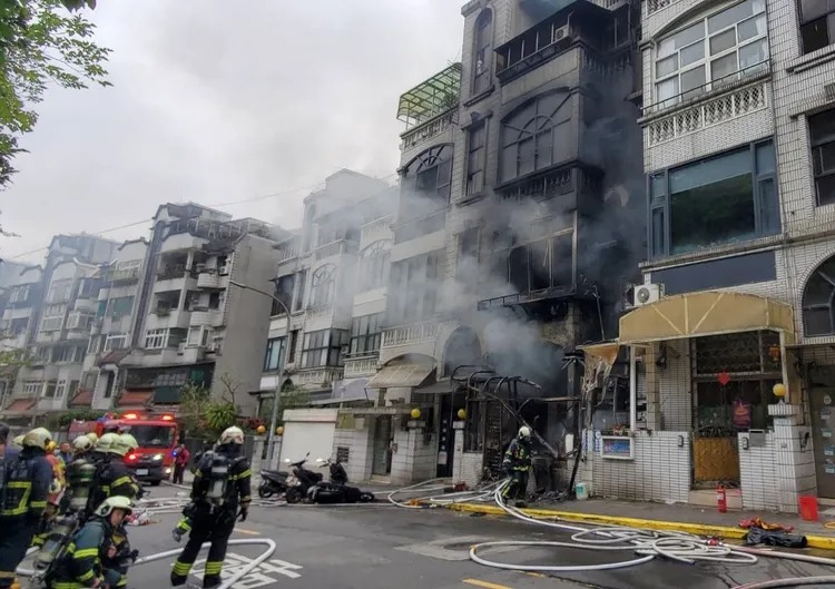 台北市內湖區今日上午發生火警，警消出動救出4人。 圖：翻攝畫面