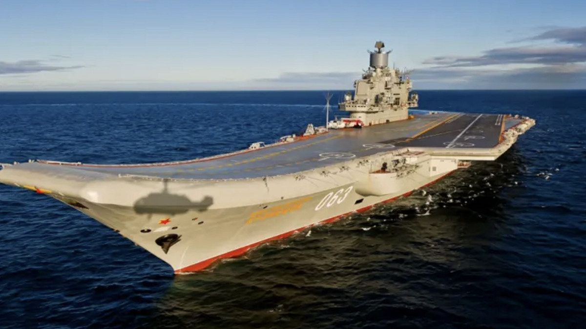 PD-50 浮動船塢進行水下勘測，為「庫茲涅佐夫海軍上將號」航母的維修與後續作業提供技術支撐。 圖：翻攝自 騰訊網 墨甲戰刃