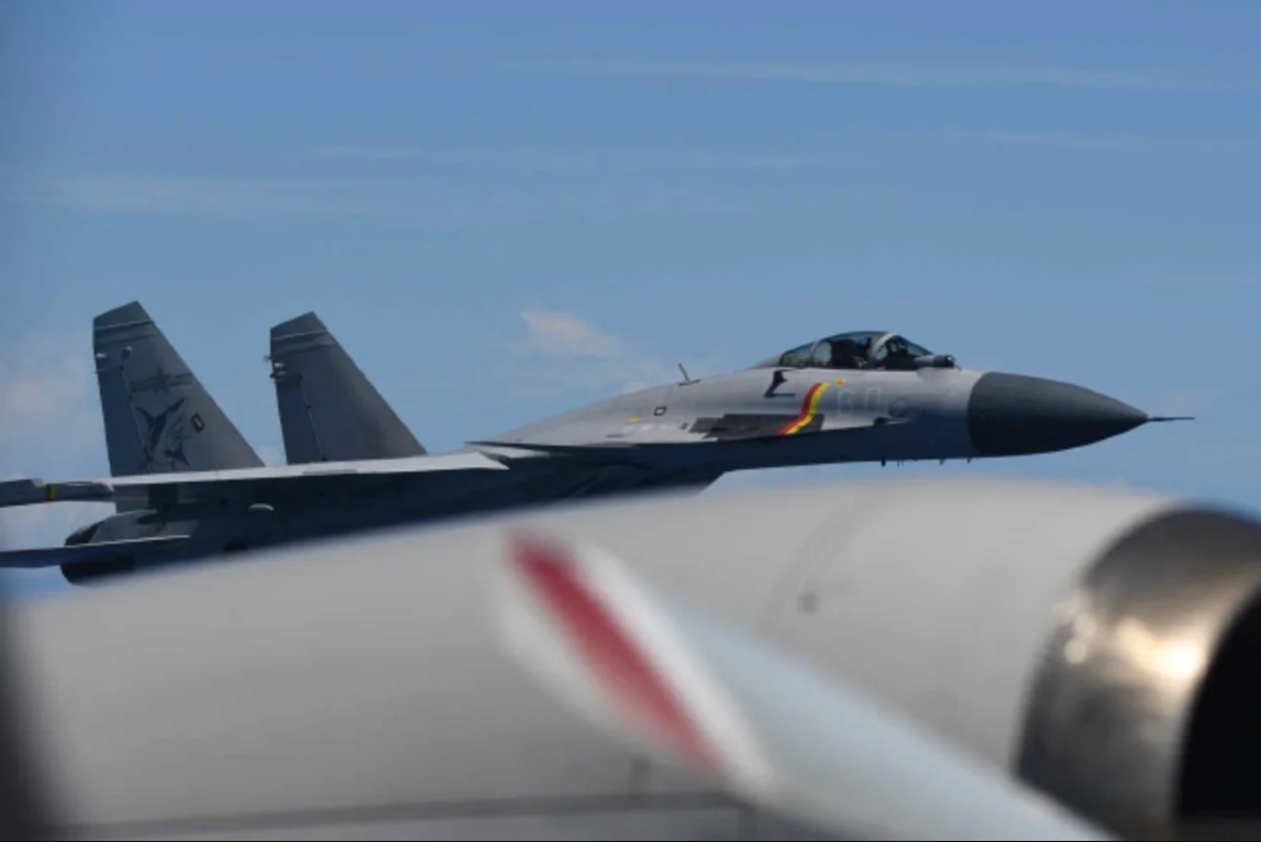 日本航空自衛隊P-3C海上巡邏機2025年6月遭解放軍殲-15機攔截。 圖：翻攝Japan Self-Defense Force