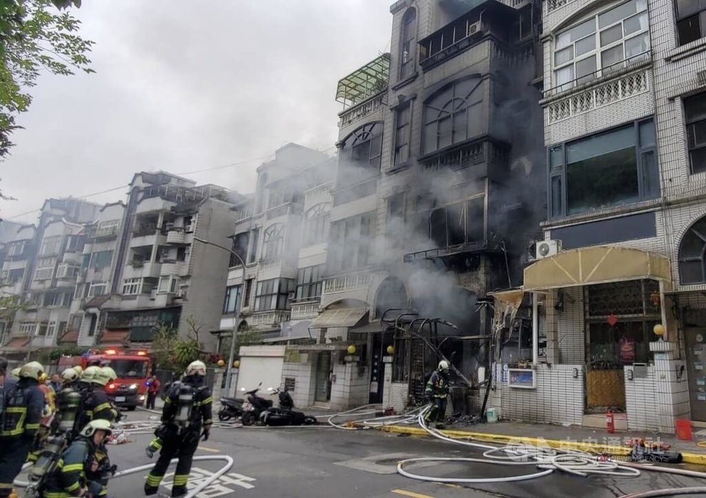 台北市內湖區東湖路1處民宅11日發生火警，警消獲報到場布水線搶救，詳細起火原因仍待釐清。（翻攝照片）中央社記者黃麗芸傳真　115年2月11日