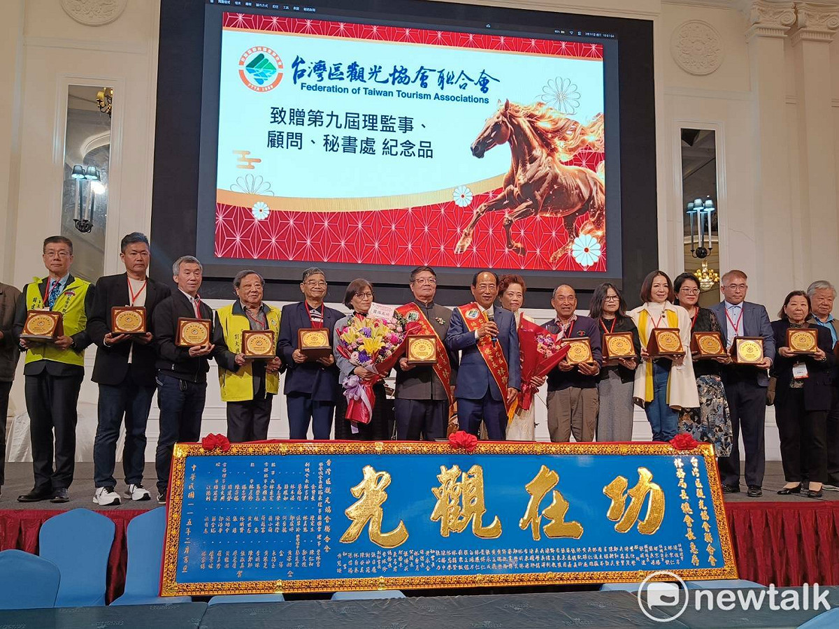 台灣區觀光協會聯合會總會長今天交接。 圖：唐復年/攝