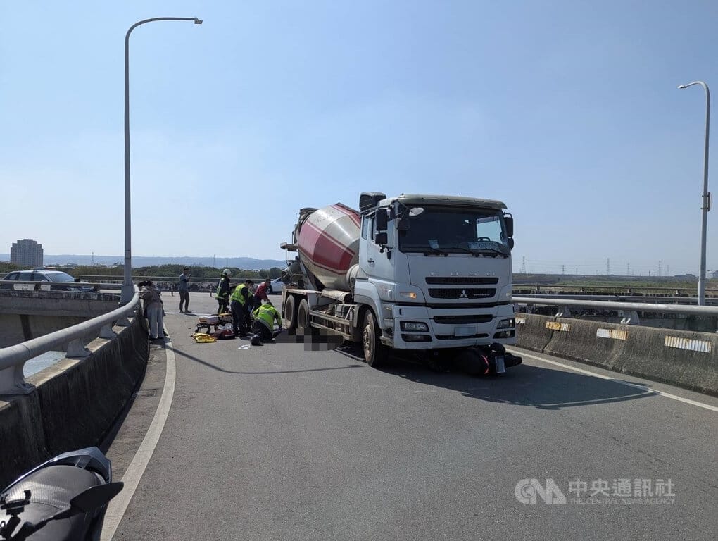 台中市烏日區溪南橋11日下午發生重大車禍，現場為預拌混凝土車與機車事故，造成機車雙載的2人，其中1人嚴重創傷、意識清楚，送往中山醫學大學附設醫院搶救，另1人受困車底，頭部重創已明顯死亡。（翻攝照片）中央社記者蘇木春傳真　115年2月11日