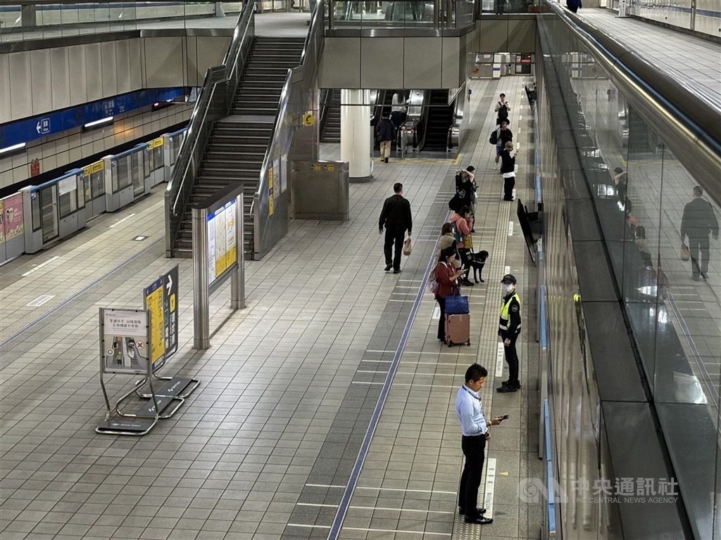 1名女子113年間在北捷板南線列車持美工刀傷人，造成1名男學生臉、頸受傷。二審11日認定她患病行凶，原審量刑過輕，判7年徒刑、刑後監護2年。圖為警方於案發後持續在現場留守警戒。（中央社檔案照片）