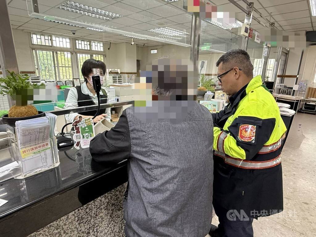台中林姓男子（右2）日前接到「兒子」電話要求加新LINE帳號，隔日便聲稱投資需資金周轉，林男9日到郵局要匯款新台幣50萬元，行員發現有異報案，警方到場揭穿詐團手法，成功阻詐避免損失。（翻攝照片）中央社記者蘇木春傳真　115年2月11日