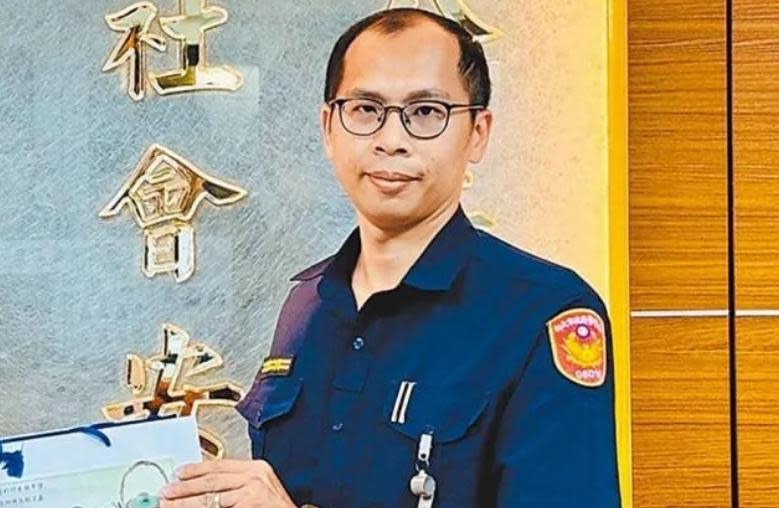 清水派出所前所長劉宗鑫遭毒犯拖行殉職，家屬今日當庭下跪求判陳女死刑。 圖：翻攝畫面