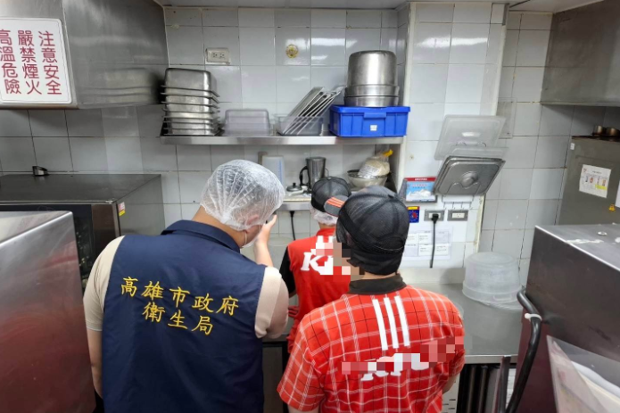 針對近日肯德基發生的食安問題，市府衛生局派員前往稽查。 圖：高雄市政府衛生局/提供