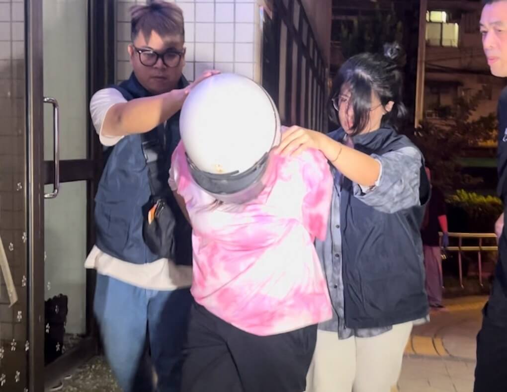 新北市土城警分局清水派出所所長劉宗鑫2024年9月深夜攔查時，遭持有毒品的女駕駛開車衝撞、拖行後撞擊護欄身亡。警方逮捕涉案陳姓女子（中）。（翻攝照片）