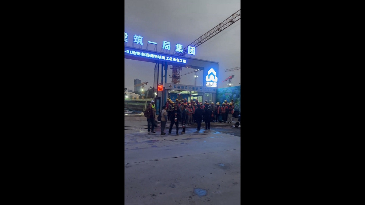 近期中國國內爆發多起討薪抗議事件，許多工人希望在農曆年前向公司討回積欠的薪水。 圖：擷取自 @whyyoutouzhele X 分享影片