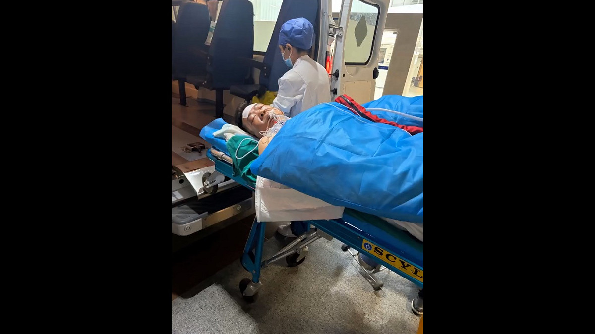 與此同時，一位廣東省工人過勞死的事件，也引發網友廣泛討論。 圖：擷取自 @whyyoutouzhele X 分享影片