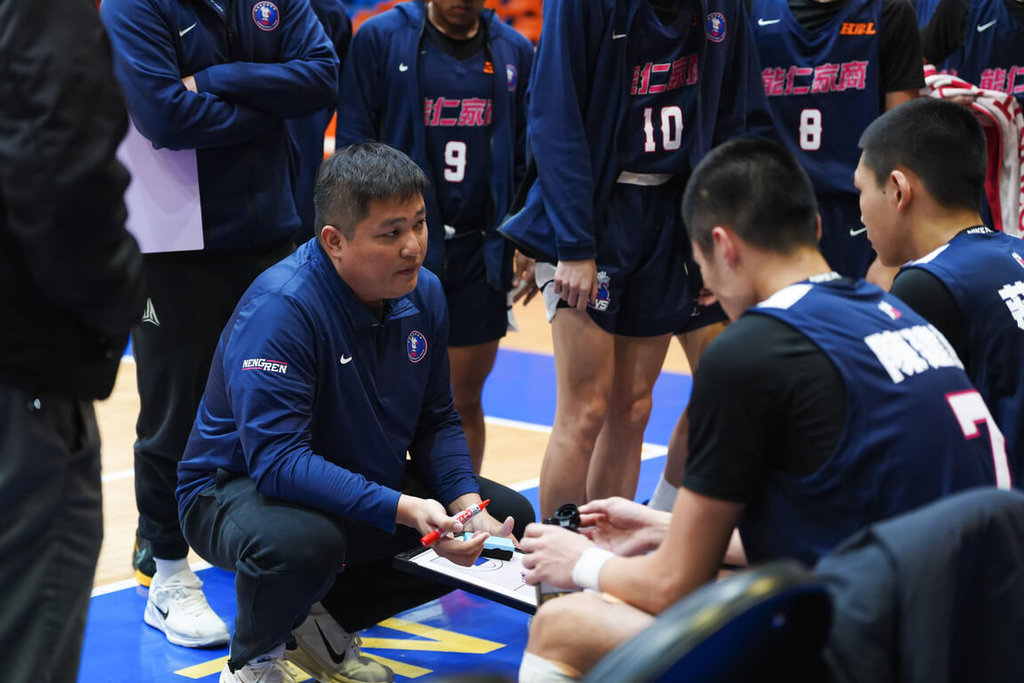 114學年度HBL高中籃球聯賽傳統勁旅能仁家商11日以82比64擊敗東山高中，重返男子組4強。教練李正豪（中）受訪表示，心情像「洗三溫暖」，但也很替他們開心。（高中體總提供）中央社記者陳容琛傳真　115年2月11日