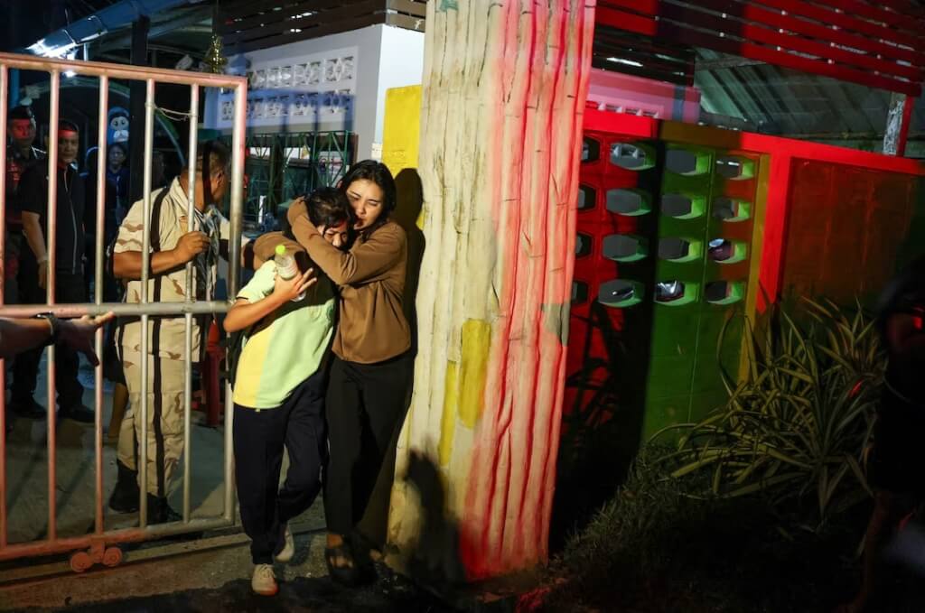 泰國宋卡府合艾一所學校11日發生槍擊案，一名槍手闖入校園開槍。圖為1名女子從校園撤離。 圖：（路透社）