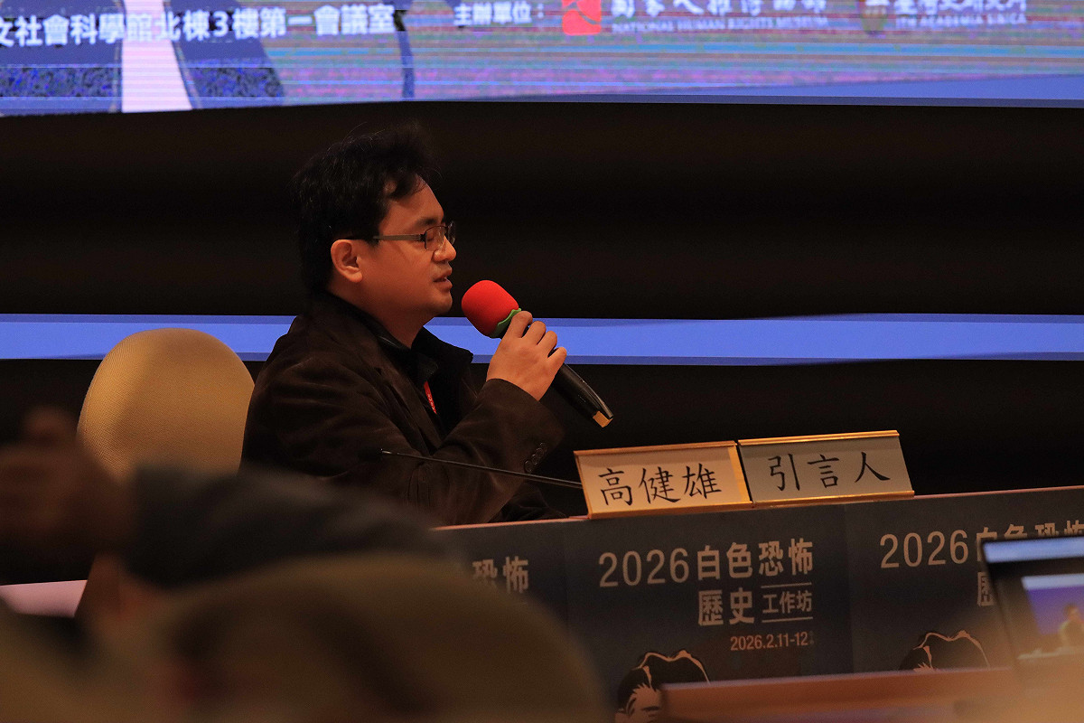 高健雄在艾琳達的提議下，吟唱祖父(高一生前輩)的作品〈長春花〉。 圖：國家人權博物館提供
