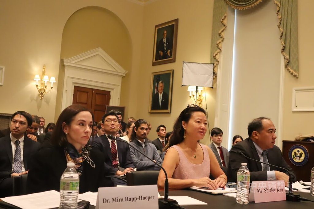 美國聯邦眾議院「美國與中國共產黨戰略競爭特別委員會」11日舉行聽證會，前國會研究處研究員簡淑賢（前排中）及前白宮官員芮普胡伯（前排左）等出席。中央社記者鍾佑貞華盛頓攝 115年2月12日 圖：中央社提供